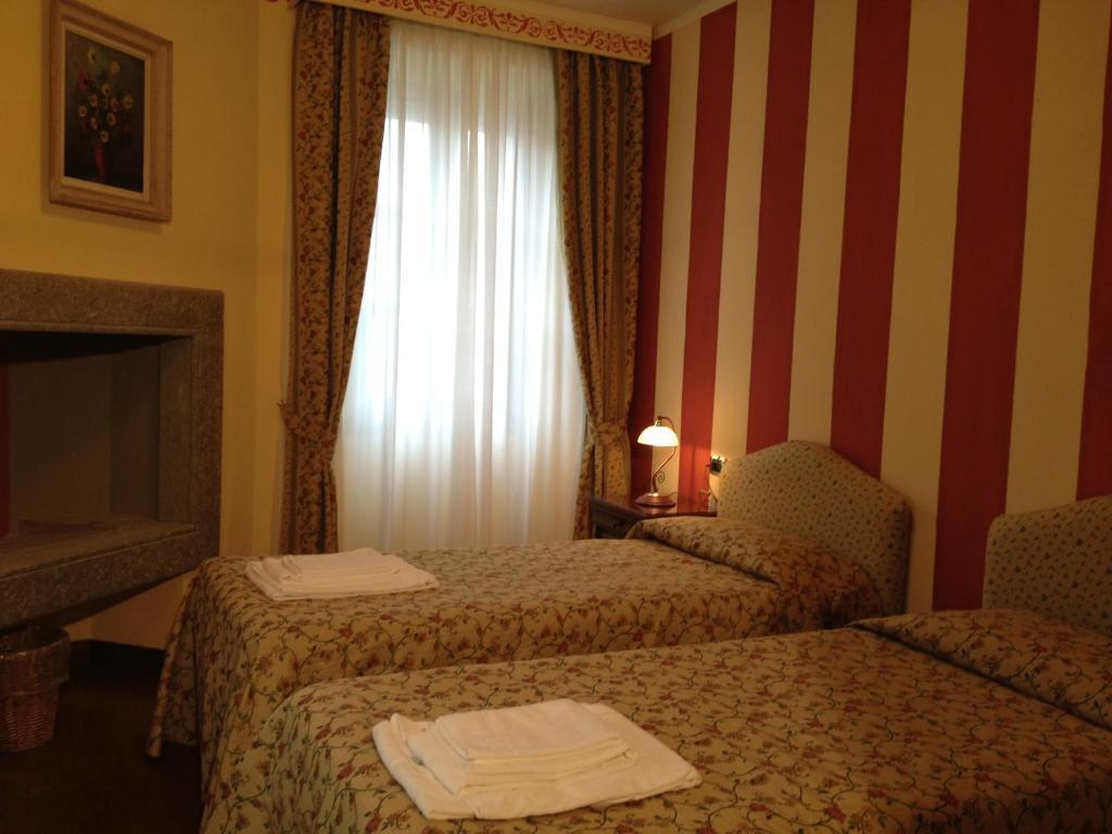 Hotel La Dependance Menaggio Zimmer foto
